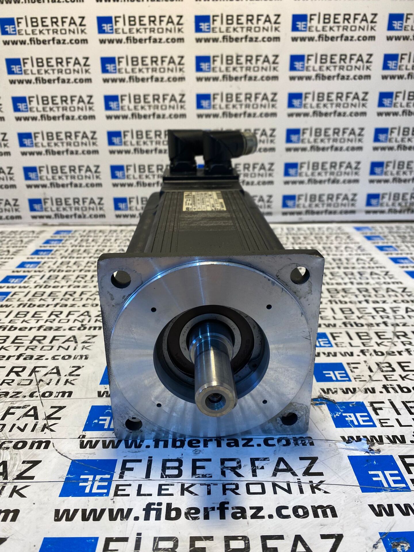 MCS 12L20-SRMP1-B19N-ST5S00N-R0SU  Lenze MCS Synchronous Servo Motor